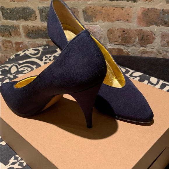 Anne Klein Elegant Dress Pumps - Picture 3 of 4